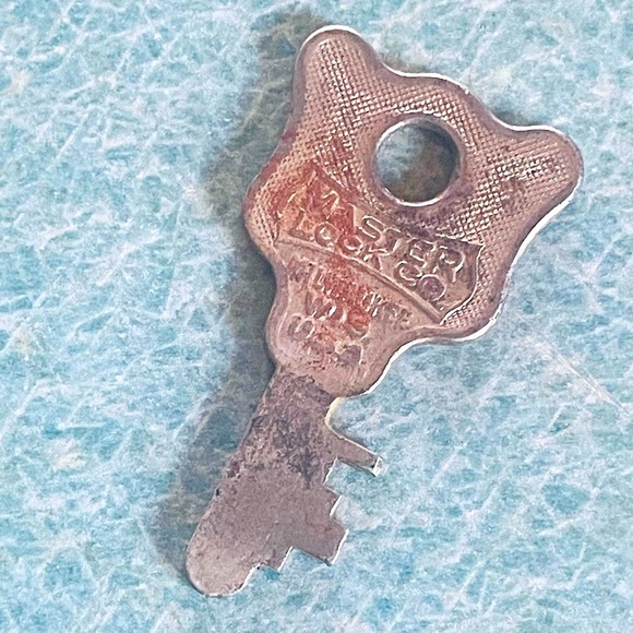 Vintage Master Lock w/ key - Picture 5 of 7